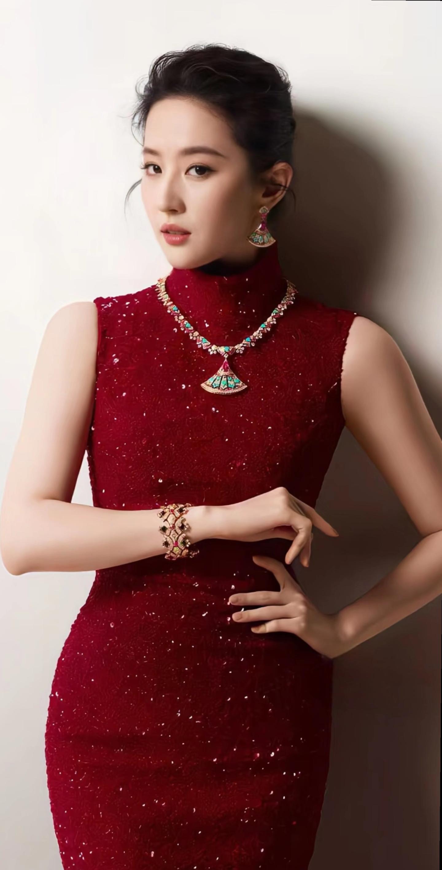 好喜欢劲劲的表情，驾驭大红礼服气场全开。