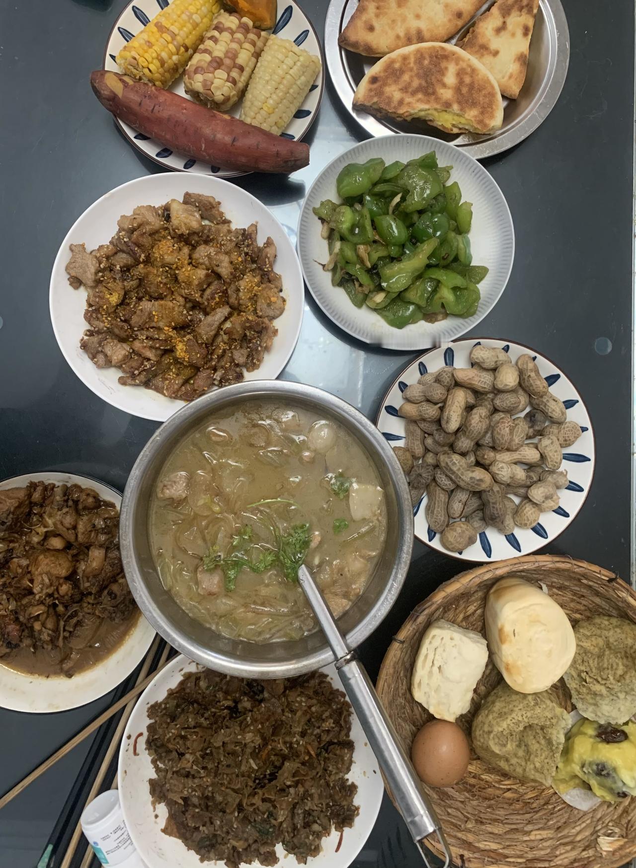 打卡今日晚餐
今日晚餐只有4个人在家吃，做的很简单：只有一个烤梅花肉、一个素炒青