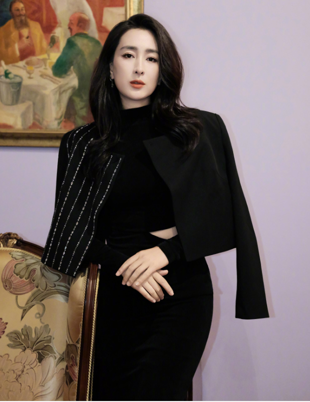 马苏堪称"全黑穿搭"的代言人。从黑色皮夹克配高领针织衫与阔腿裤的飒爽街头风，到黑