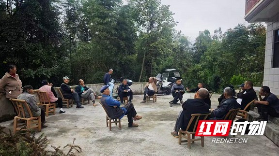 保靖公安：院坝宣讲筑冬安群防群治护万家