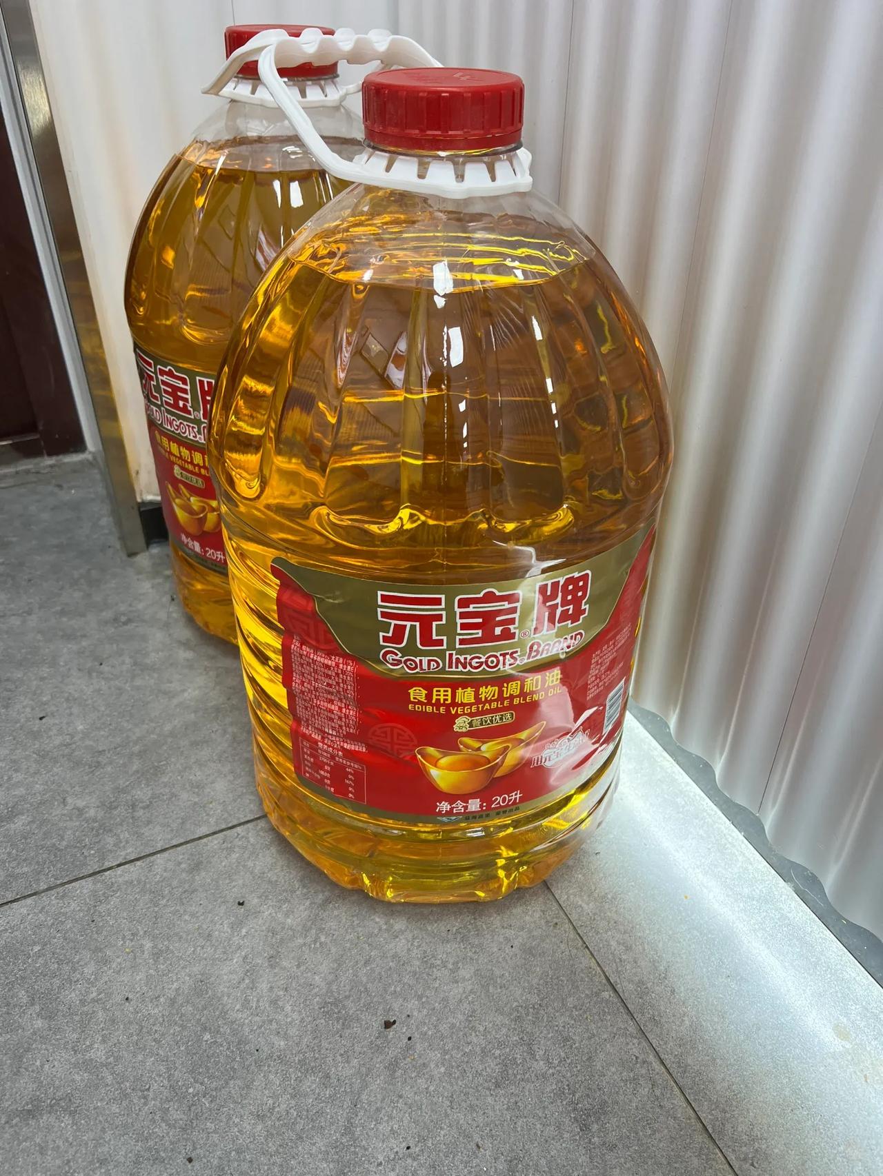 开饭店的都用这种油吗？这种油为什么这么便宜？

今天去买油，一进店，店老板就问我