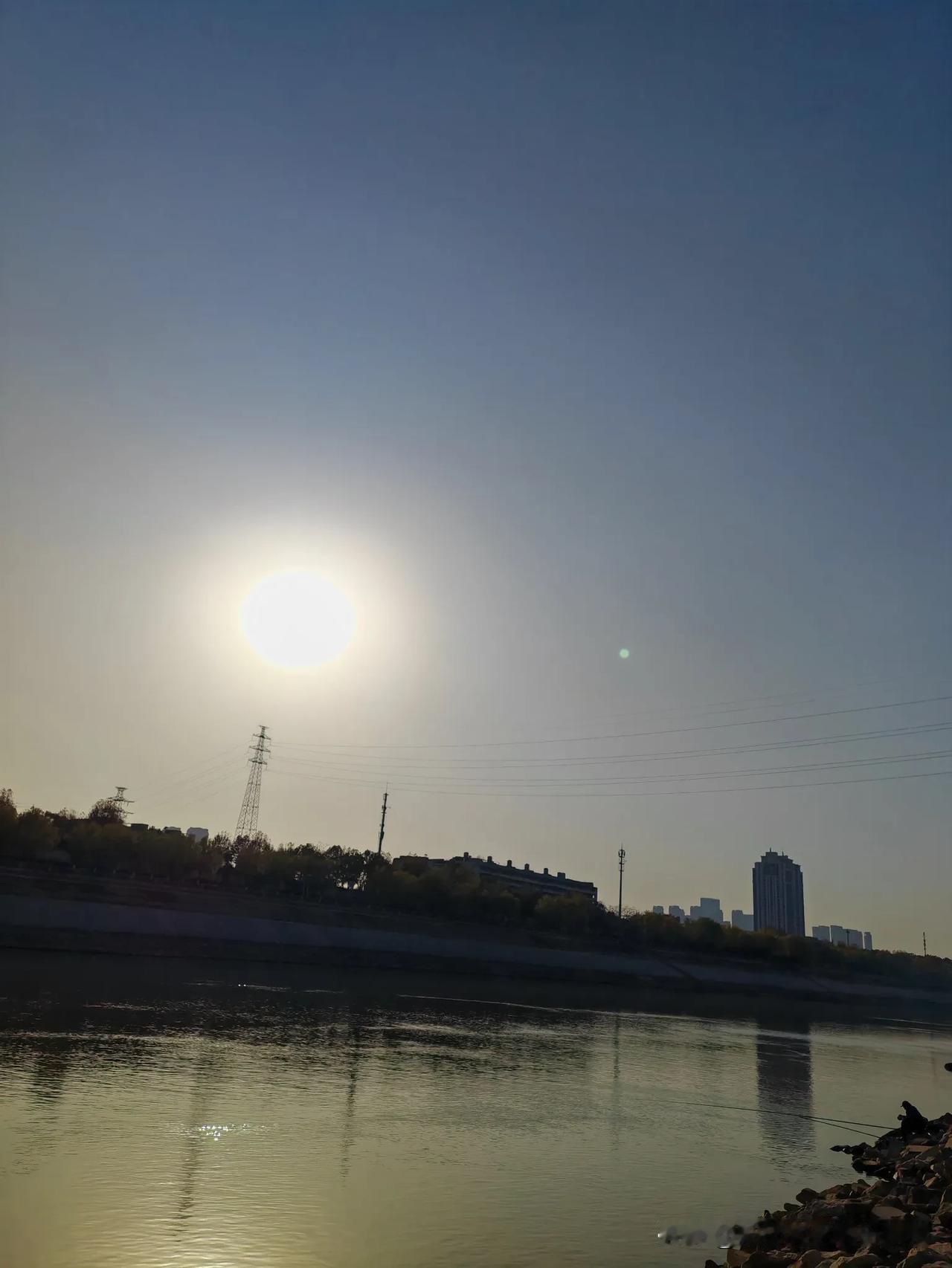 寒江无月影
独余孤钓石
斜阳逐流水
不忆开疆人