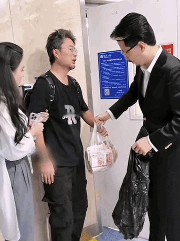 如果国岳夫妇这30万是作秀，我希望这种“秀”可以多做一点！
没有任何一个人的钱是