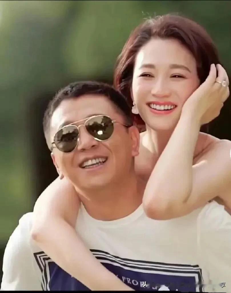 她被富商纠缠4年，39岁嫁男闺蜜，5个亿的彩礼，随便花。
“老婆嫁给我吧，我给你