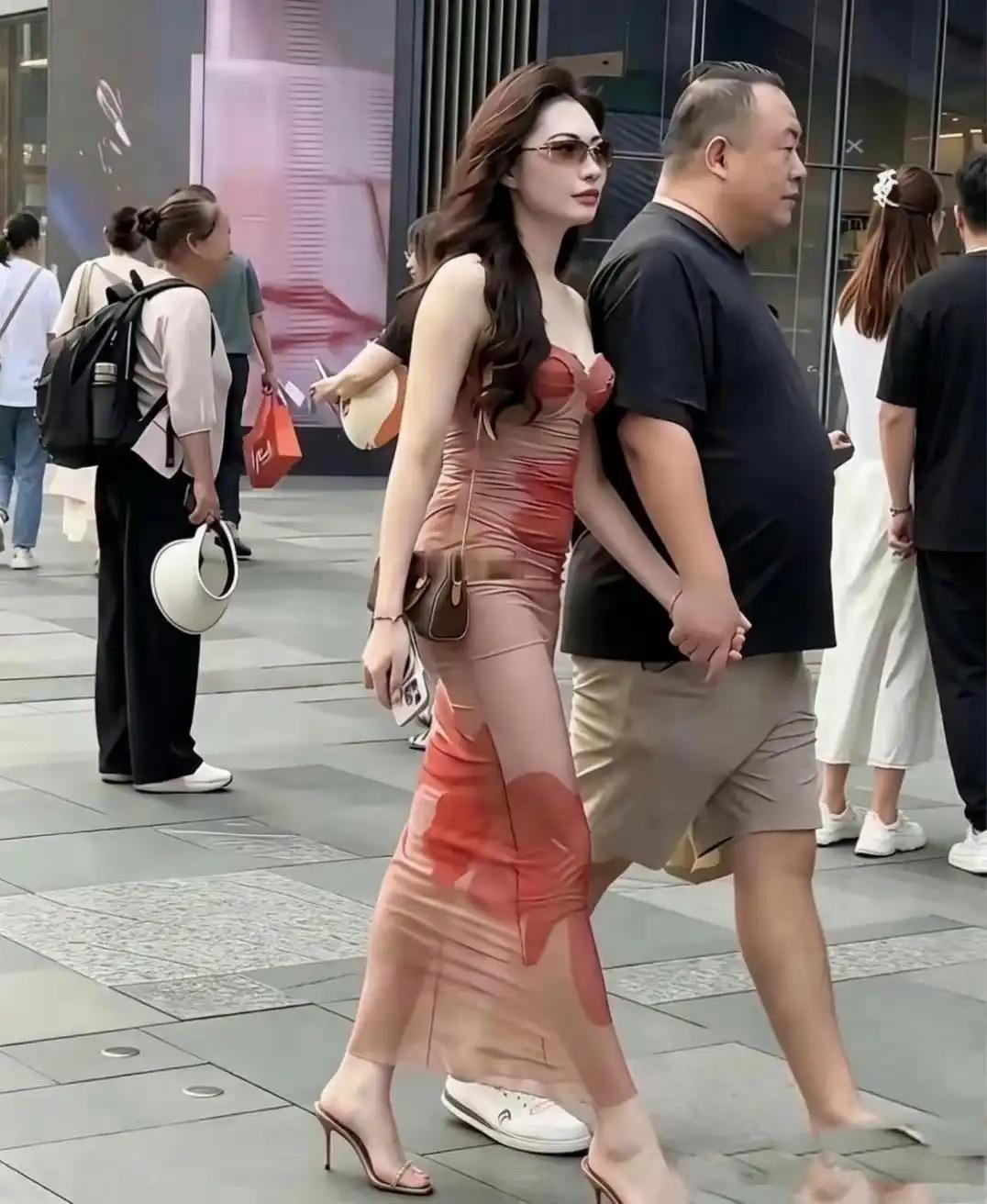 街头随手拍到的一幕，女生的身材也太出众了，修身长裙衬得身形格外优越，气质直接拉满