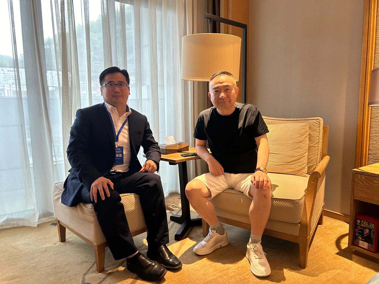 今天再次来到茅台镇参加股东大会，下午与林园总喝茶交流价值投资理念。