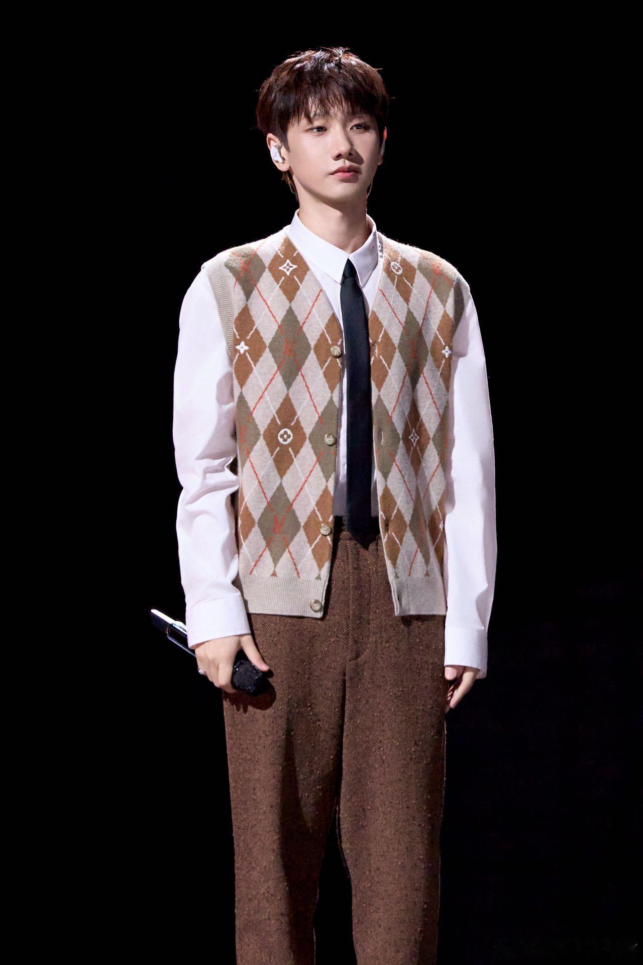 这才是我们想看的音乐舞台！不是简单串烧，而是用音乐讲述青春故事 汪苏泷用实力证明