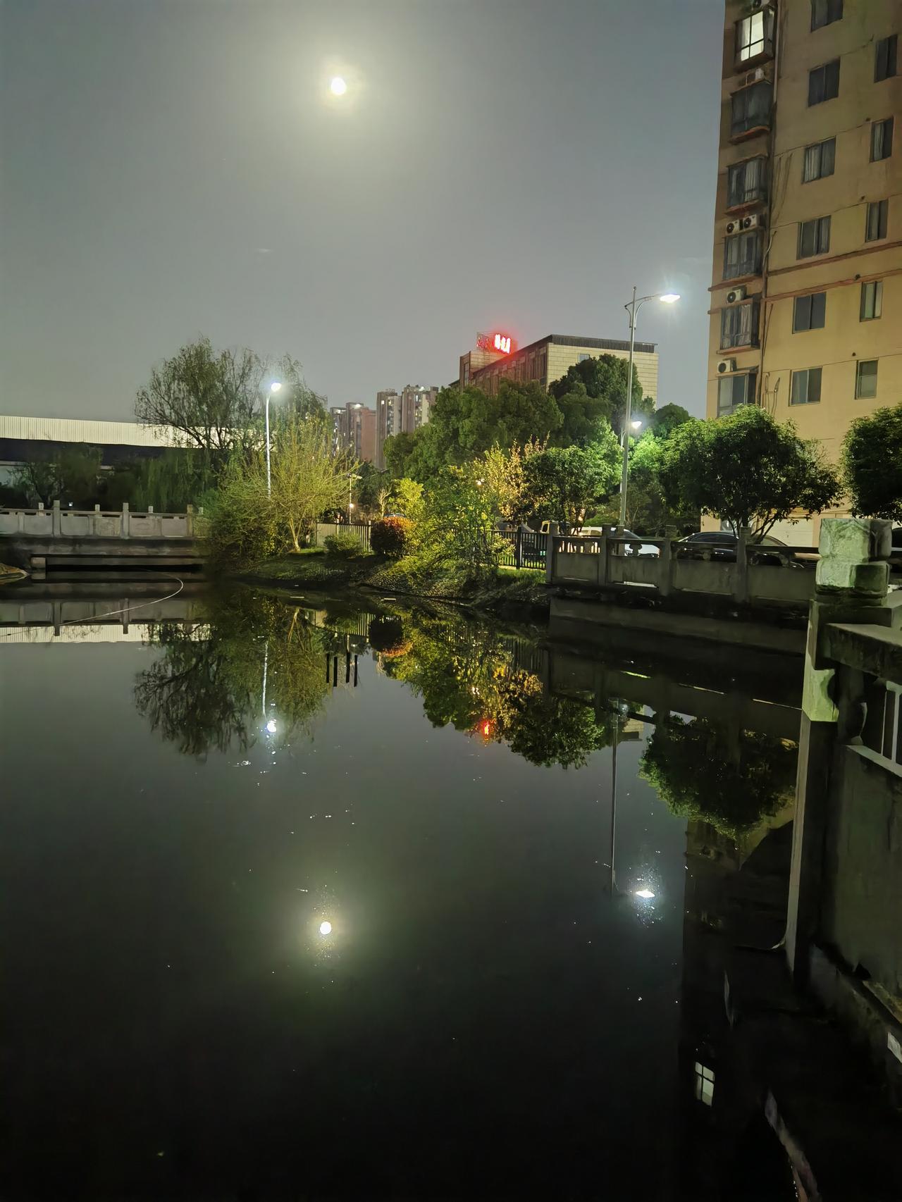 晚风吹散了连日的阴霾，久违的月亮终于悬在夜空，清辉漫过楼宇，把整个世界都浸得温柔