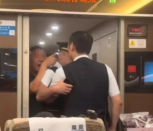 这张票值几个钱？那14句脏话，够他付多少倍的账？

看完视频我愣了半天！不是气他