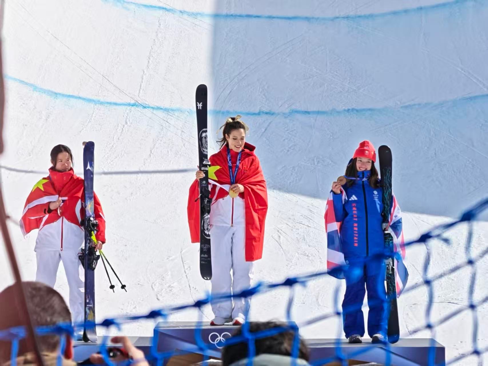 谷爱凌金牌冬奥会此刻皆不凡 冠军定妆照？(体坛前方记者摄) 