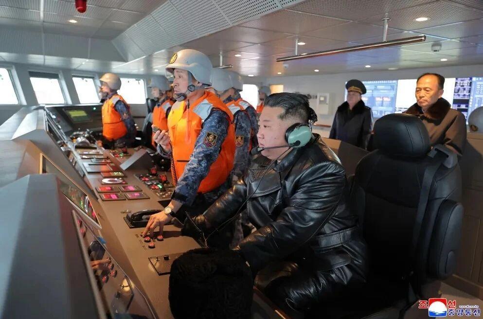 来自新华社消息：据伊朗一高官说，伊朗没有关闭霍尔木兹海峡，是对过往船只，按照国际