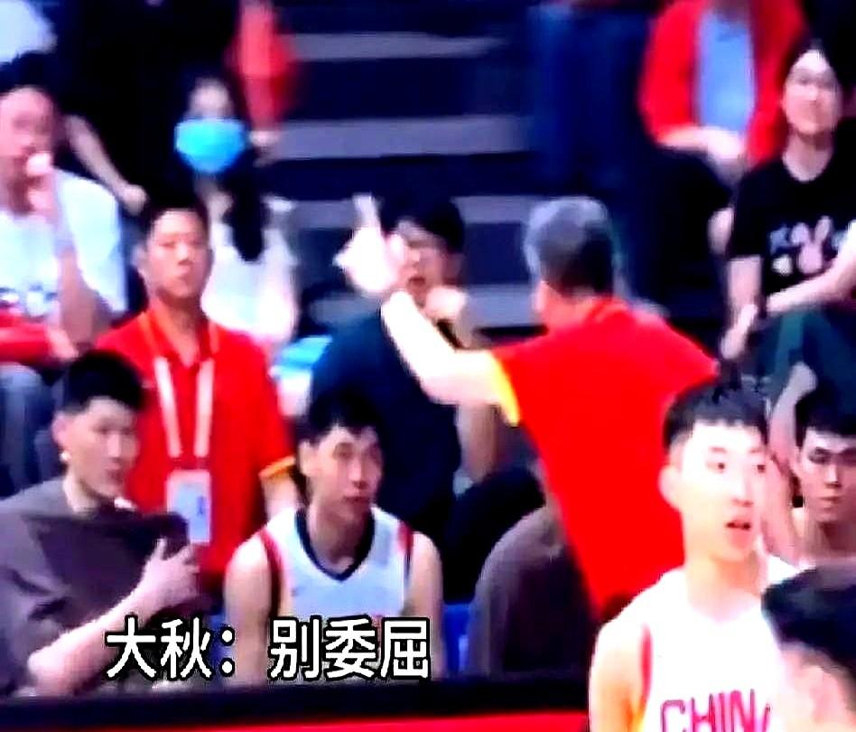 崔永熙一条龙上篮得分，迎接他的不是欢呼，而是郭士强的怒吼。

球刚进，郭指导就冲
