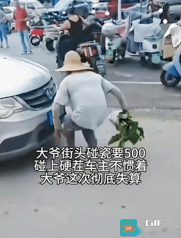 会不会是摆拍呀！哪有这么干的，一点点都不掩饰了。
看他麻利的动作，以及周围人看他
