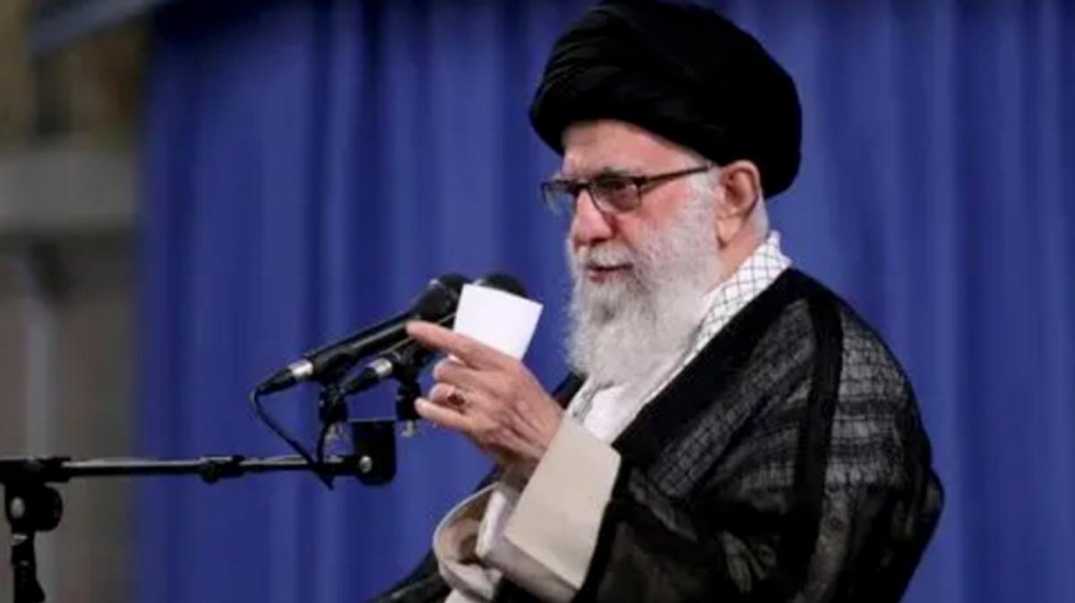 哈梅内伊被炸，全家死伤惨重！伊朗方面藏有内奸？哈梅内伊遇袭身亡，伊朗的报复行动直