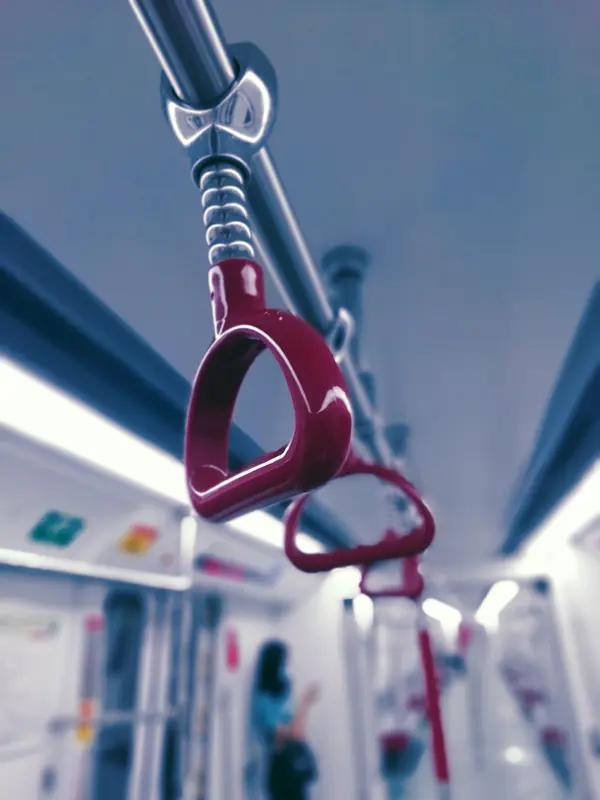 女孩乘地铁吐血后立即拿衣服擦拭 3月23日重庆地铁1号线上，22岁的胡心瑶突然吐