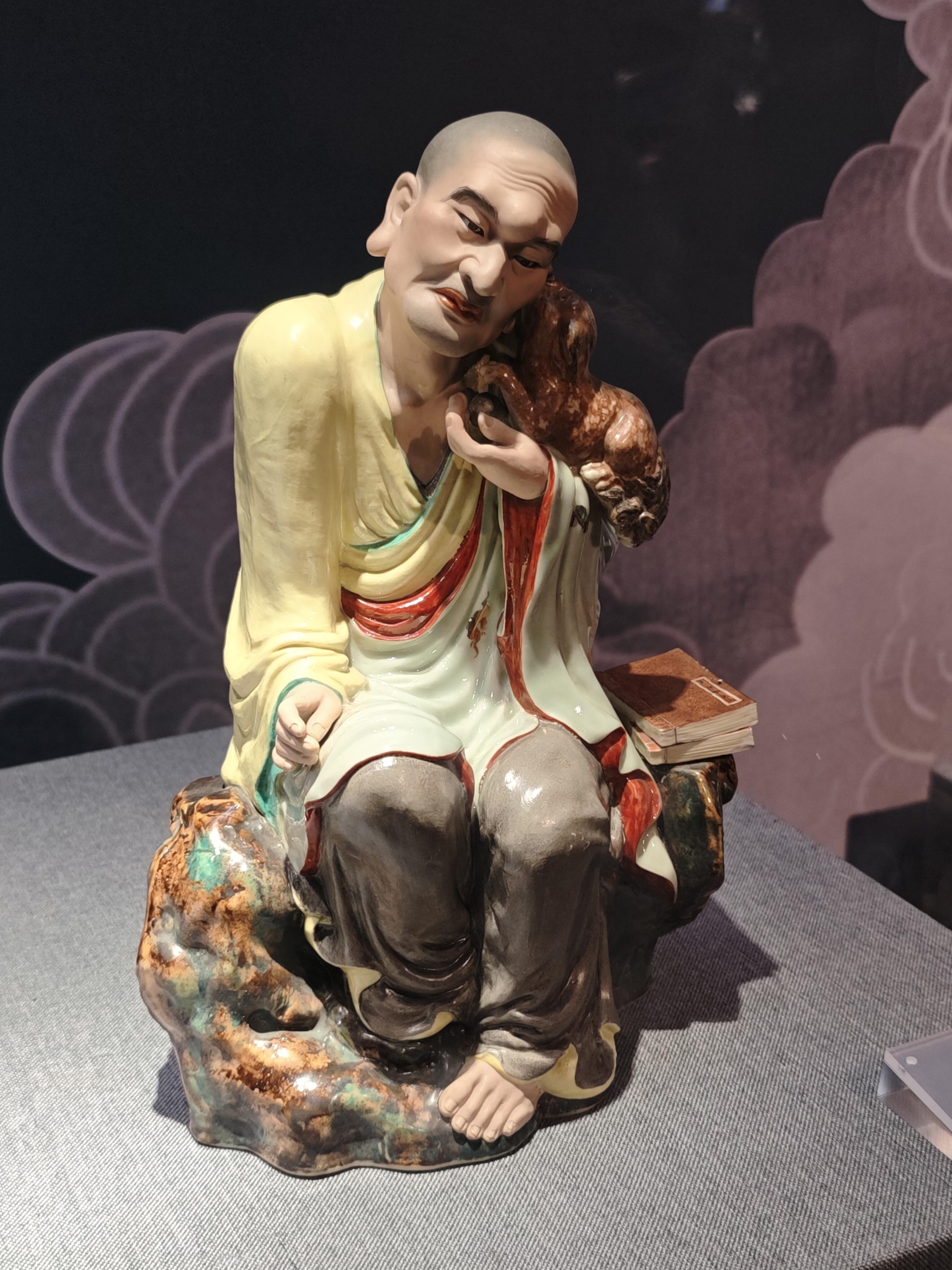 景德镇陶瓷博物馆，无语佛和他的一众显眼包同事和印象里端庄肃穆的佛像不一样，这组瓷