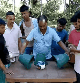 看了不下十遍，觉得球还是在第一个。