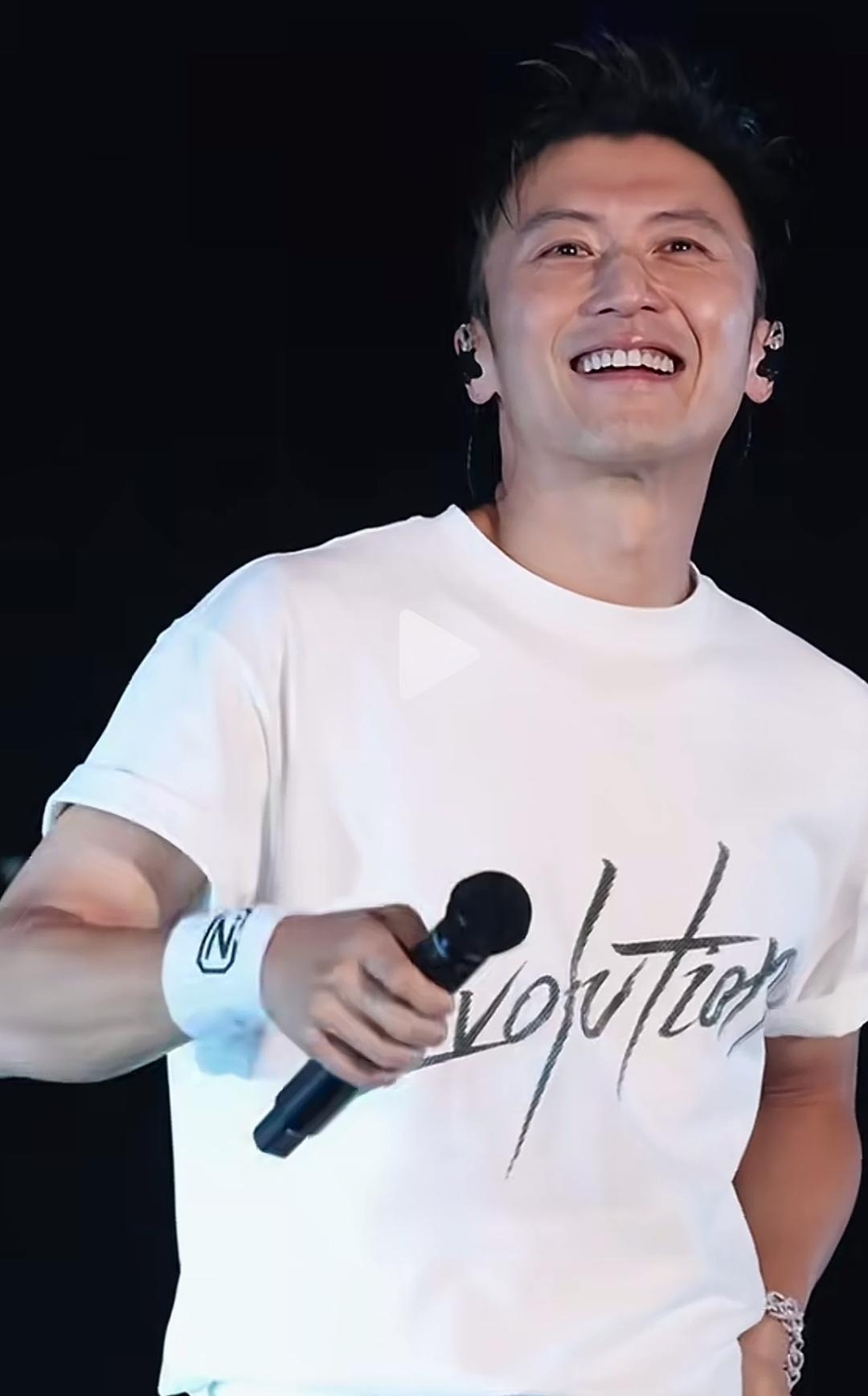 有一个问题一直想不明白：歌星是不是没钱了，就出来开演唱会赚钱？

2025年4月