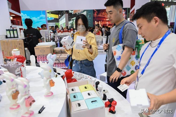 年轻人为盲盒狂热消费你怎么看 年轻人为盲盒狂热消费这事儿，真挺值得说道说道。如今