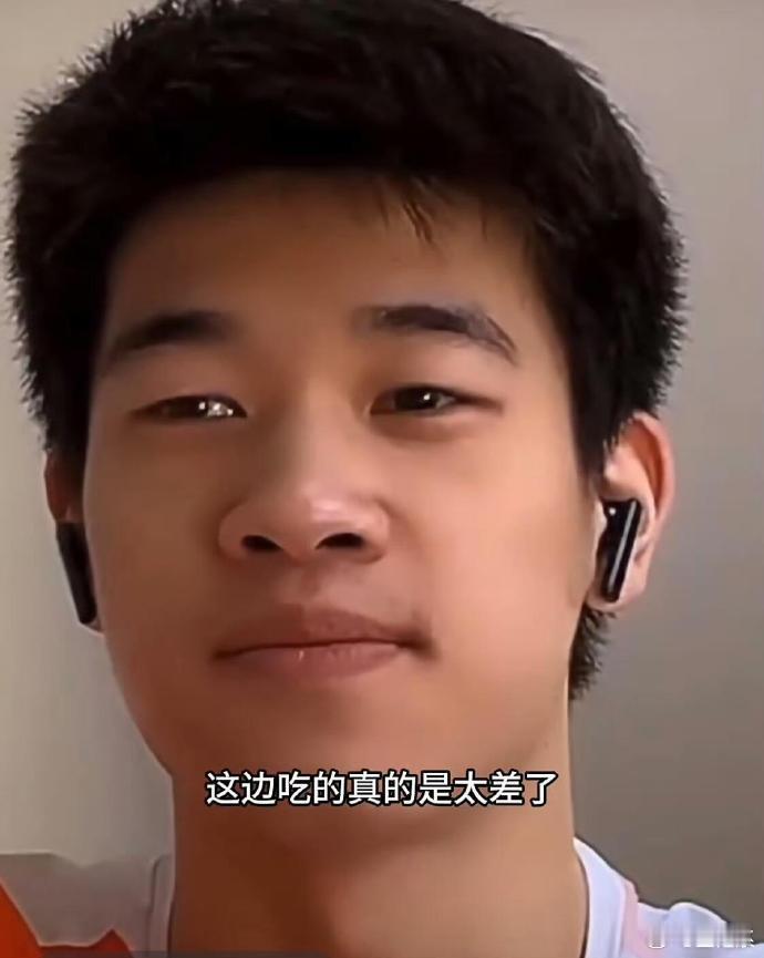 潘展乐：这边吃的真的太差了，调料只有盐，肉跟木头一样。  张博恒：水果特别甜，无