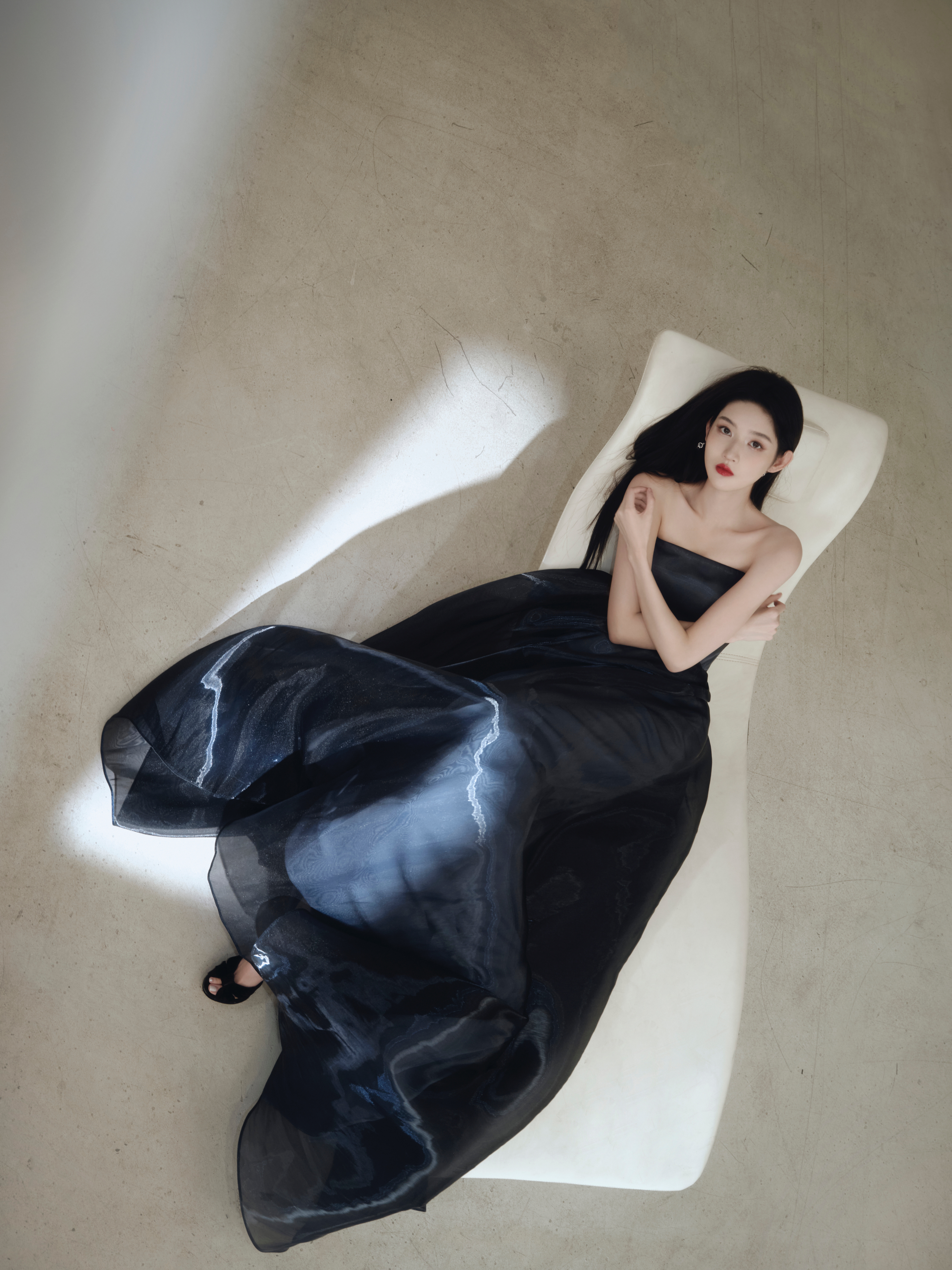 王玉雯的美人鱼塑造型惊艳众人，高个子穿长裙超适配。简约风的她美得戳心，每一处细节