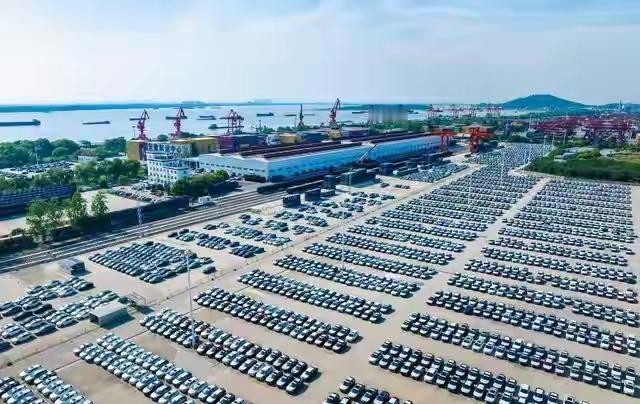 完整榜单
燃油车再迎大降价

最近，燃油车市场又掀起了一波大降价潮，许多车型价格