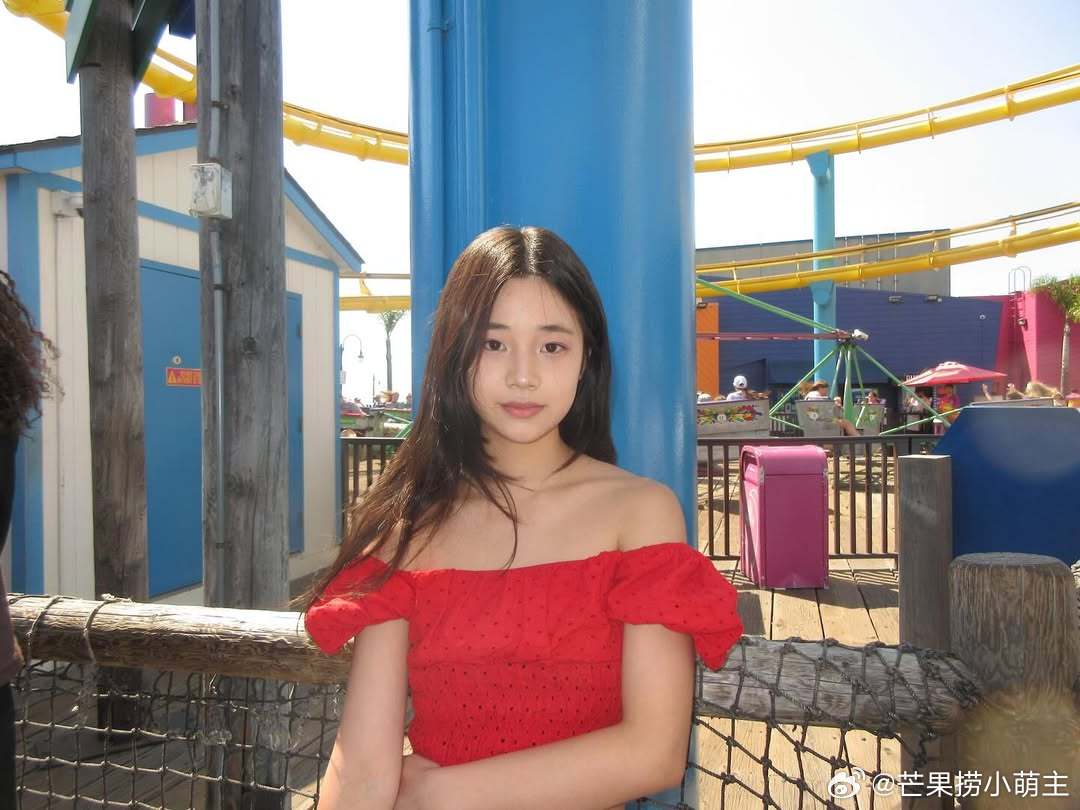 小S小女儿与闺蜜度假，13岁的许老三越长越漂亮。小S小女儿与闺蜜度假小S小女儿晒