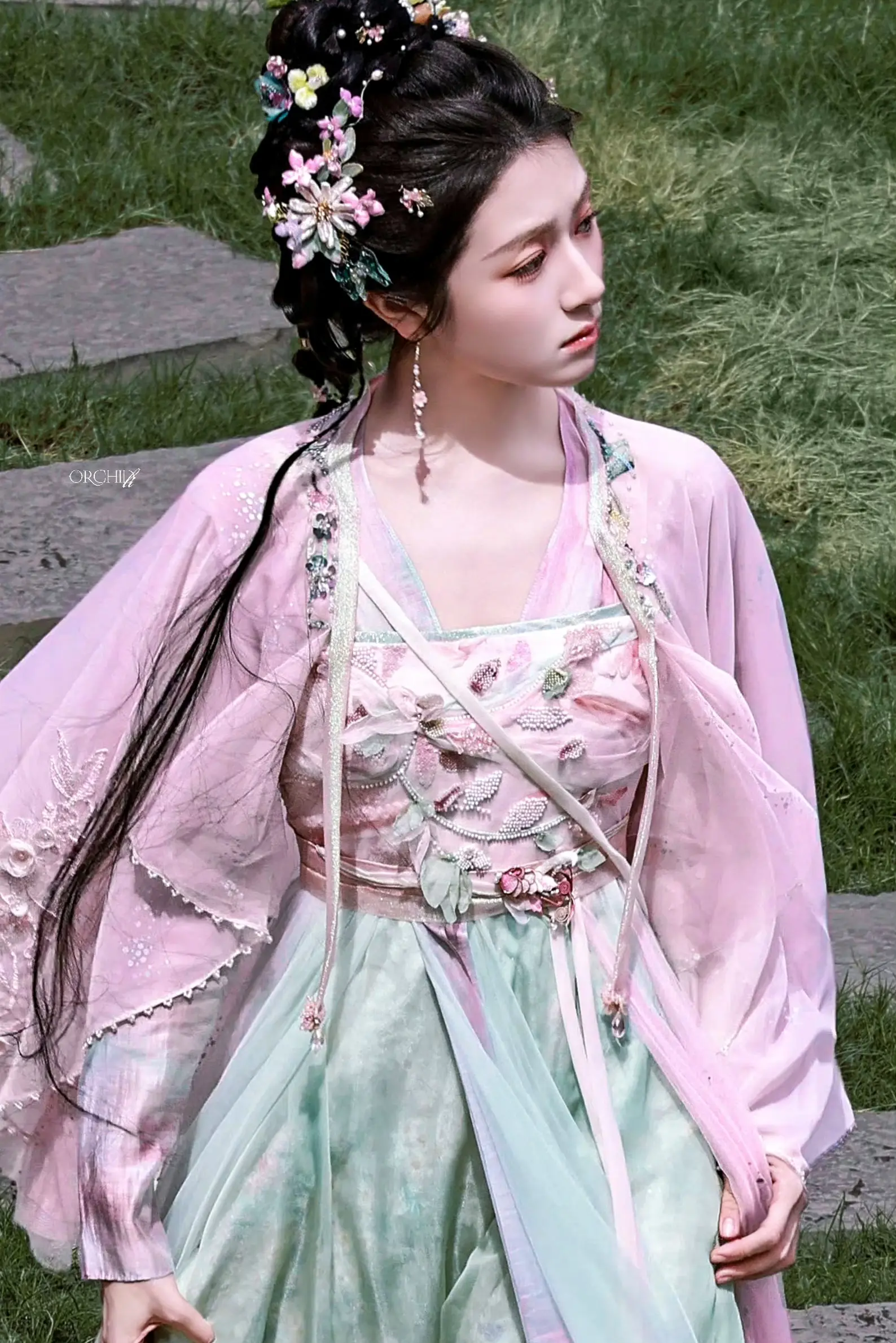 这么看这衣服细节还挺多的，好神的骨相