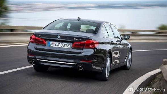 拍完新ES，下楼，遇到现款300h，这代绝对是第一眼美女，而且设计生命力很持久。