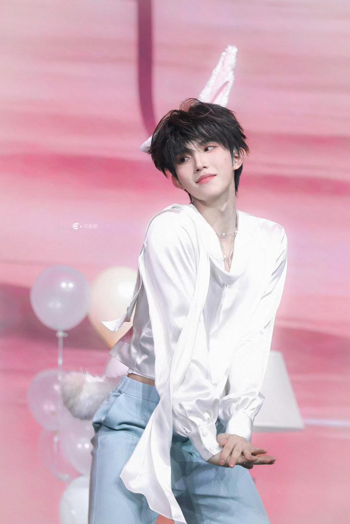 0000植物也有“寄生虫”。有些植物寄生在其他植物上，靠吸收被寄生的植物体内的营