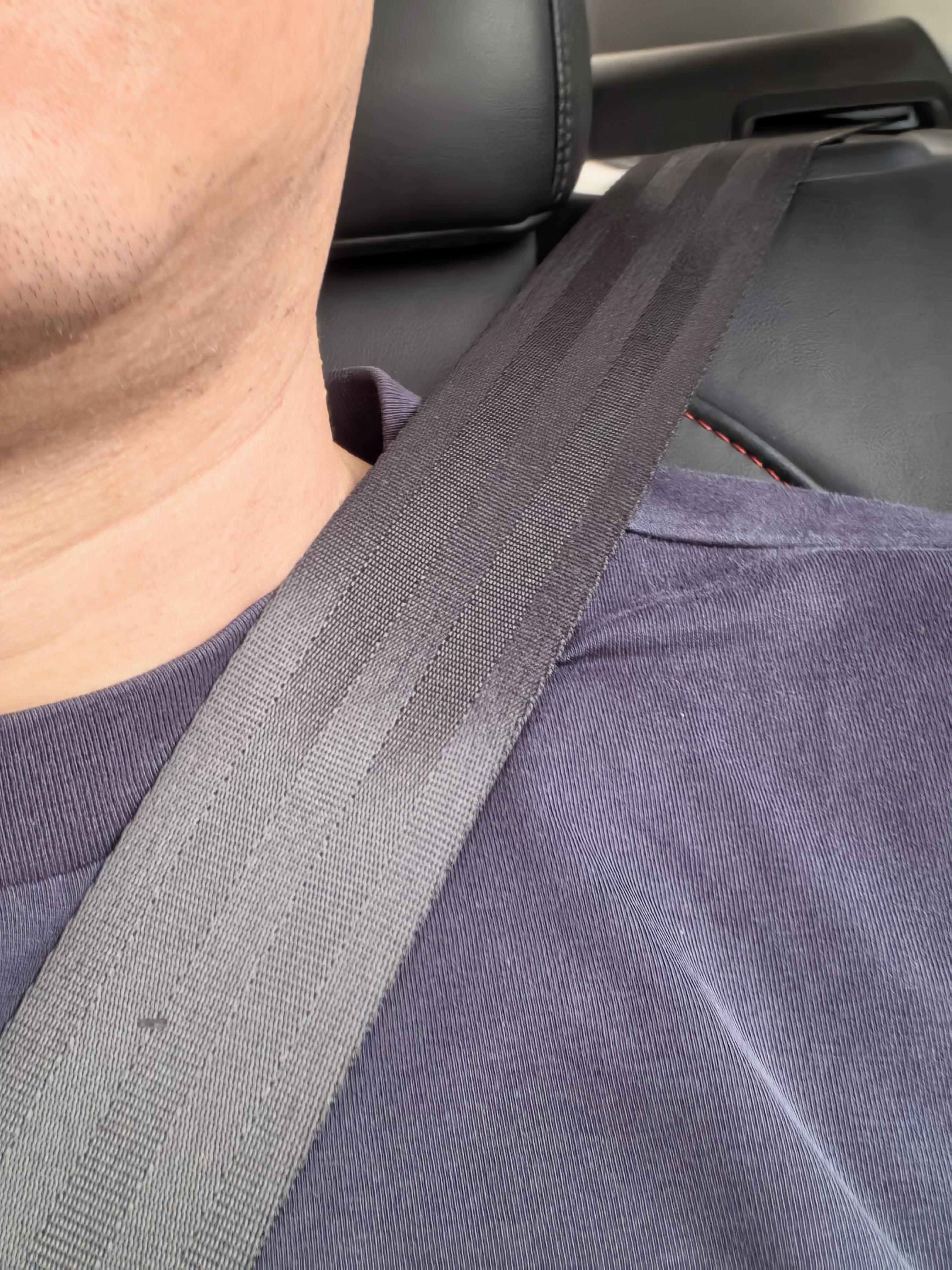 后排安全带割脖子，难道产品经理都不会去后排坐坐的吗？无论换什么姿势，这货都一直在