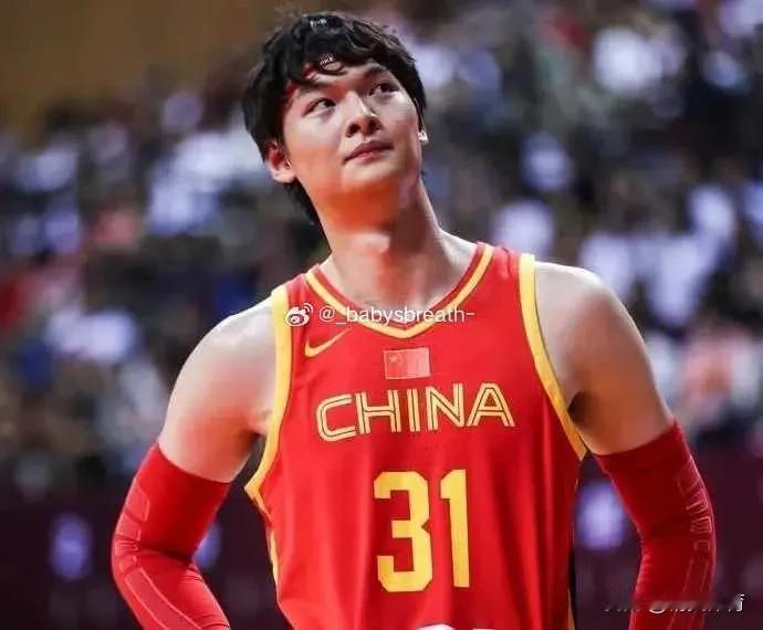 王哲林、孙铭徽落选中国男篮集训大名单！

据篮球记者宋翔透露，由于在去年的世界杯