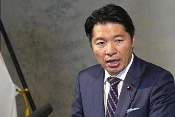 访华四天，谈了两小时，8月底日本议员团前脚刚落地东京，团长伊佐进一就对着镜头把底