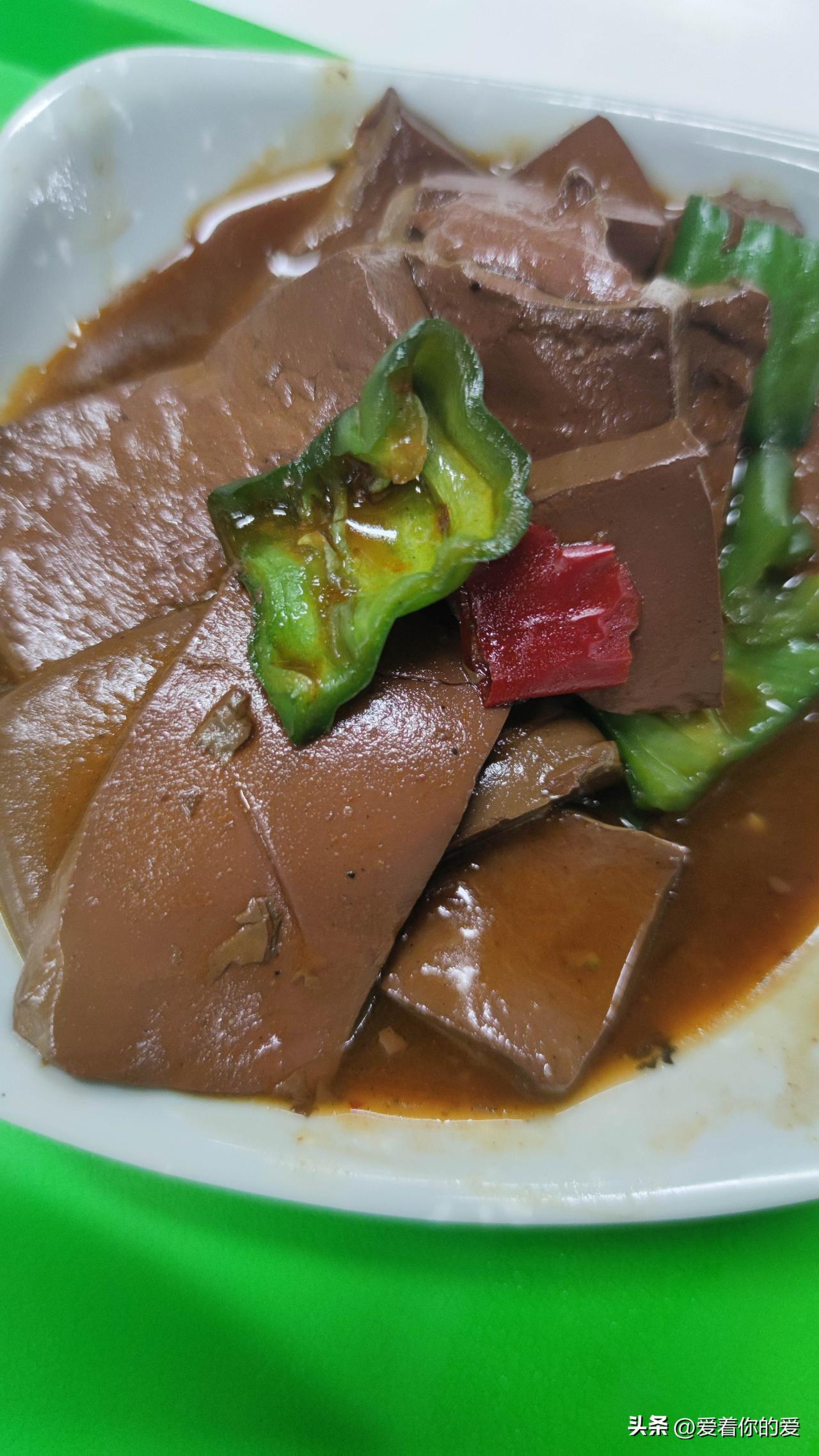 夏日吃血旺正合适，可血旺没有气孔正常吗？其实太不正常了。新鲜真血旺制作时和少量空