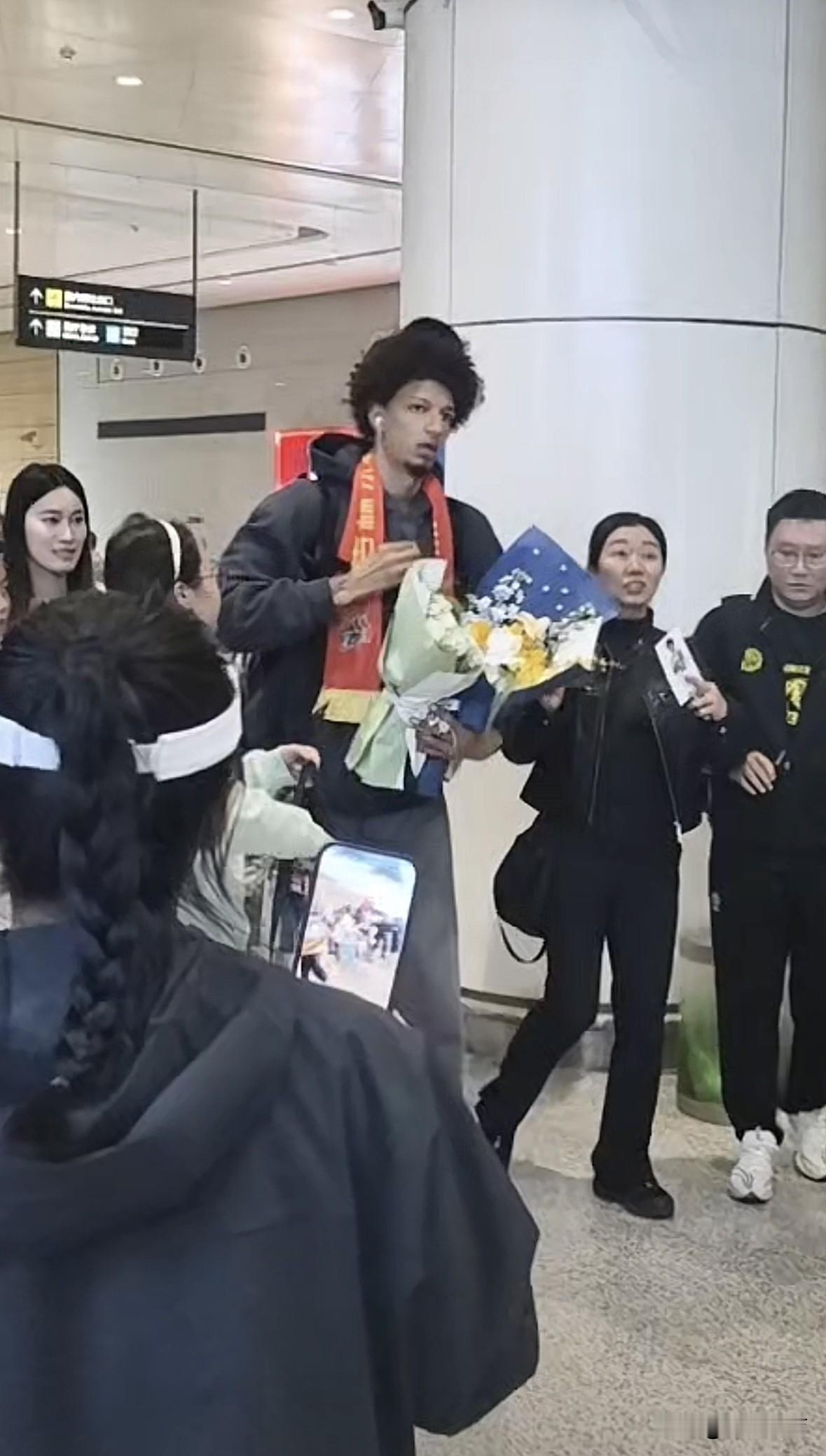 威尔逊顺利抵达长春龙嘉机场，俱乐部副董事长何长江先生与众多球迷接机，DJ的行李好