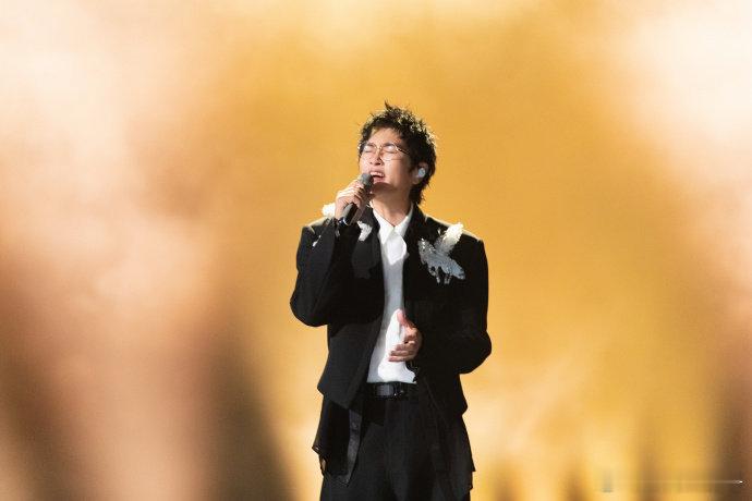 岁月金曲再度唱响，孙楠稳定发挥献上《你快回来》，熟悉的旋律唤醒青春，现场大合唱格