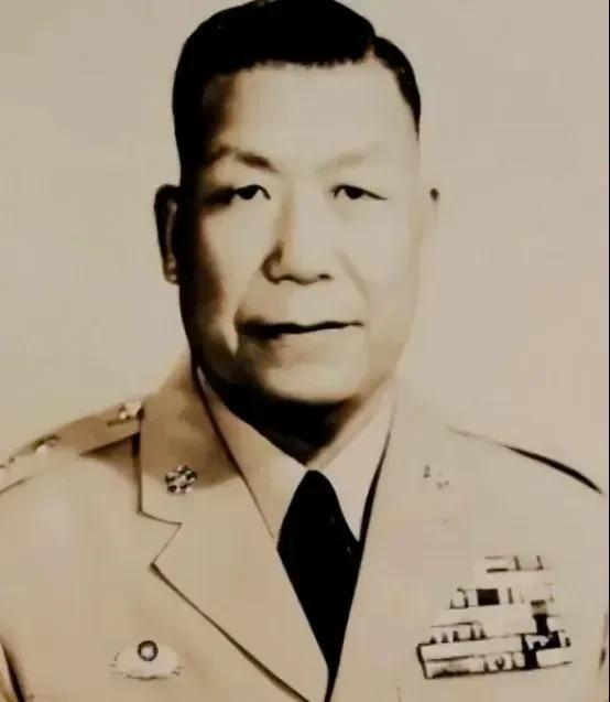 1949年，蒋介石下令炸废青岛，刘安祺接令后沉默不语，转头却把亲信叫进屋里，关上