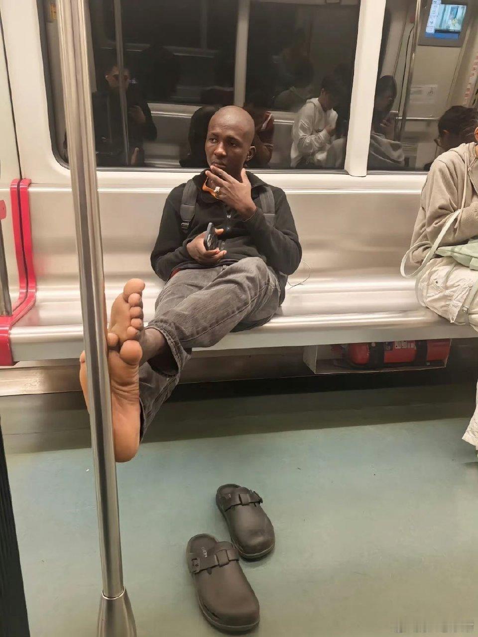 遇到这种人，建议直接报警中国人就是太宽容了无论什么阿猫阿狗来，我们都称为外国友人