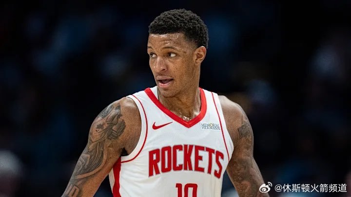 小贾表示，在昨晚球队战胜灰熊后，火箭的心态“非常积极”。“我们最近输了两场比赛…