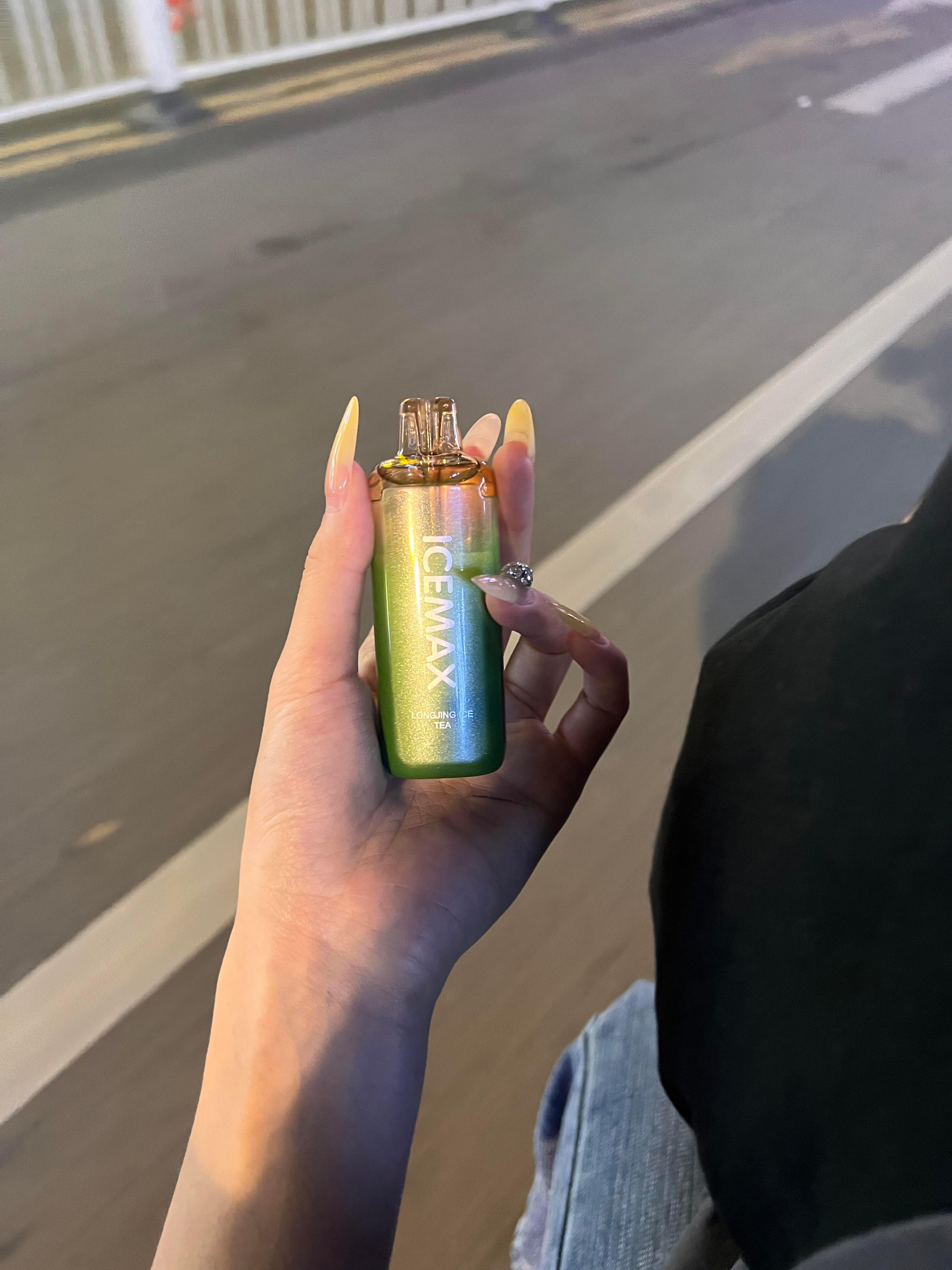 敏感的人活在这个世界上就像赤脚走在碎石上,疼是真的,但能感受到每一寸地面的温度,
