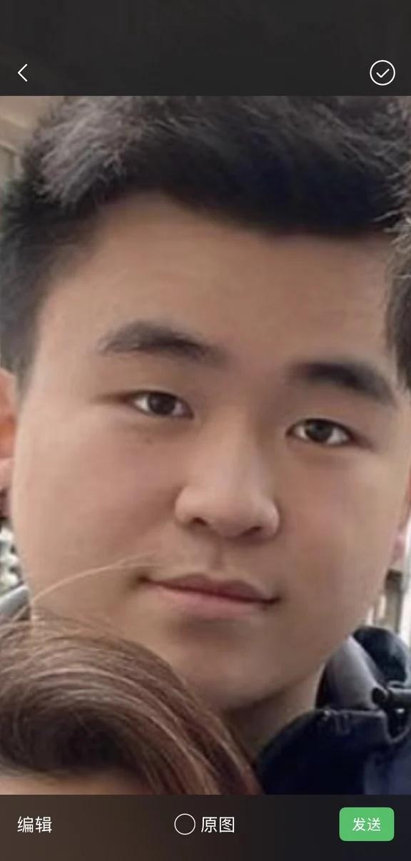 寻人启事，金成杰，男，22岁，身高1.85cm 勤工俭学就读于马德里康普光学，平