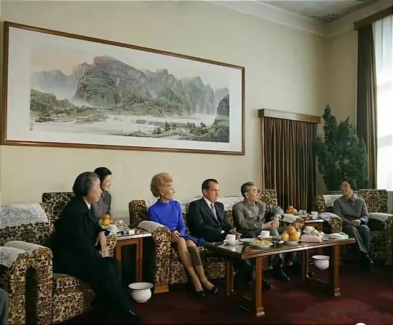 周总理夫妇同尼克松和夫人会见，王海荣，章含之为其翻译。