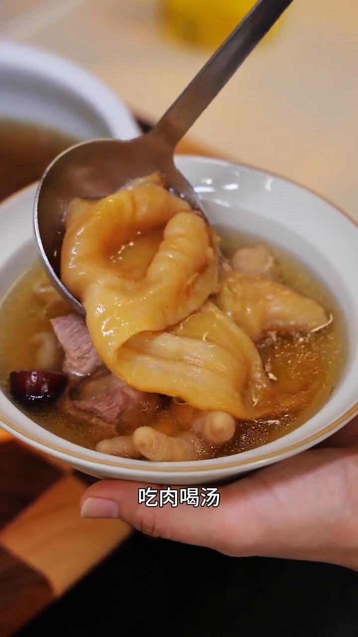 家里有成长期孩子的朋友可以给他炖这款汤喝，吃肉喝汤孩子也爱喝。炖这个汤可以用鸡脚