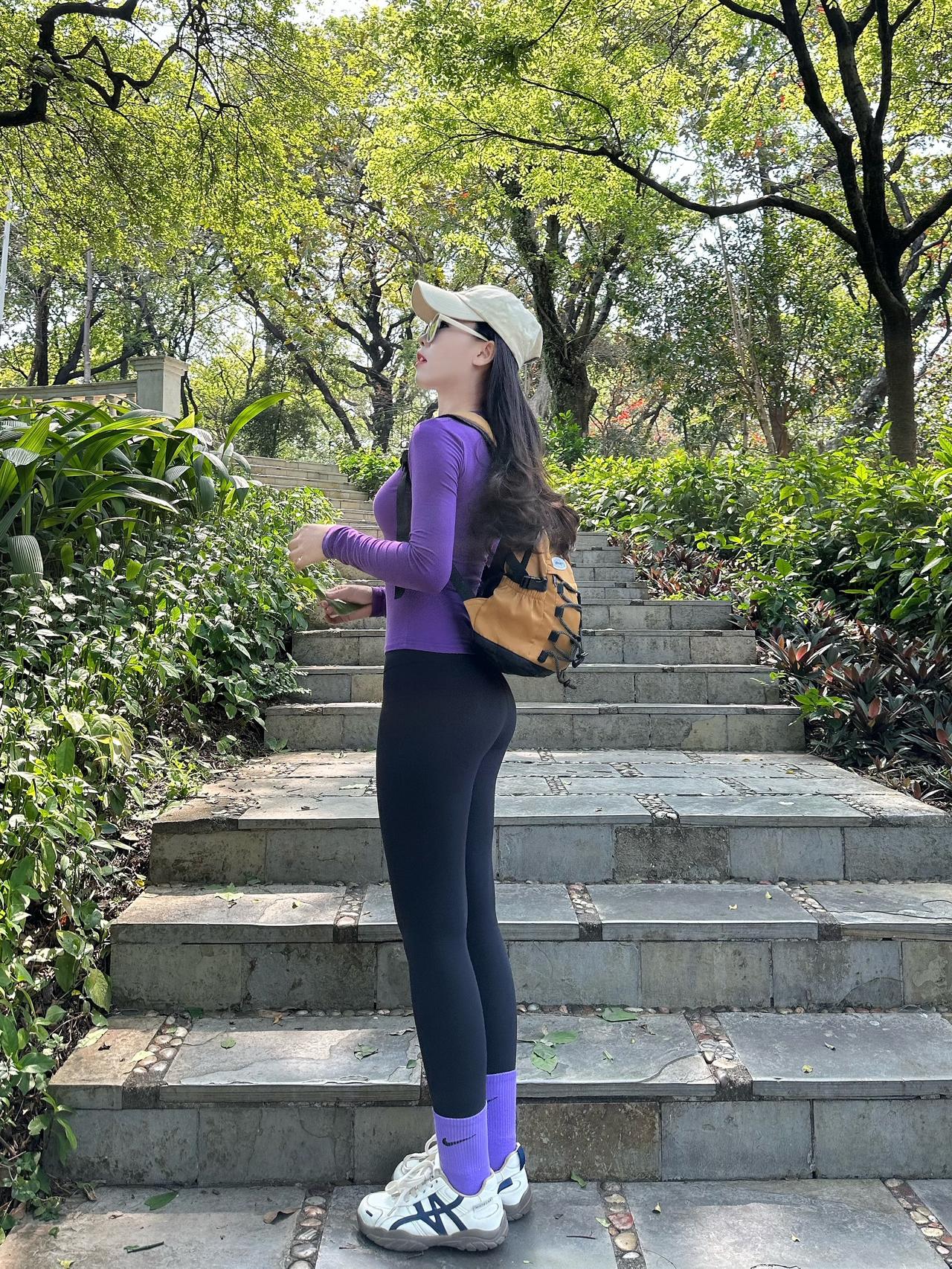 从房子走出去，站在春天中间.爬山徒步户外徒步