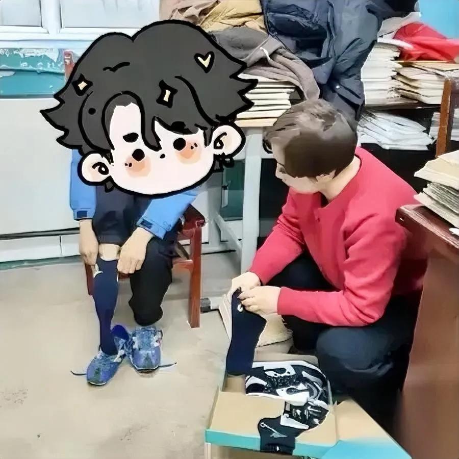 零下20度的教室。后排男生的脚在抖。

我凑过去才发现，他的布鞋裂着大缝，脚趾头