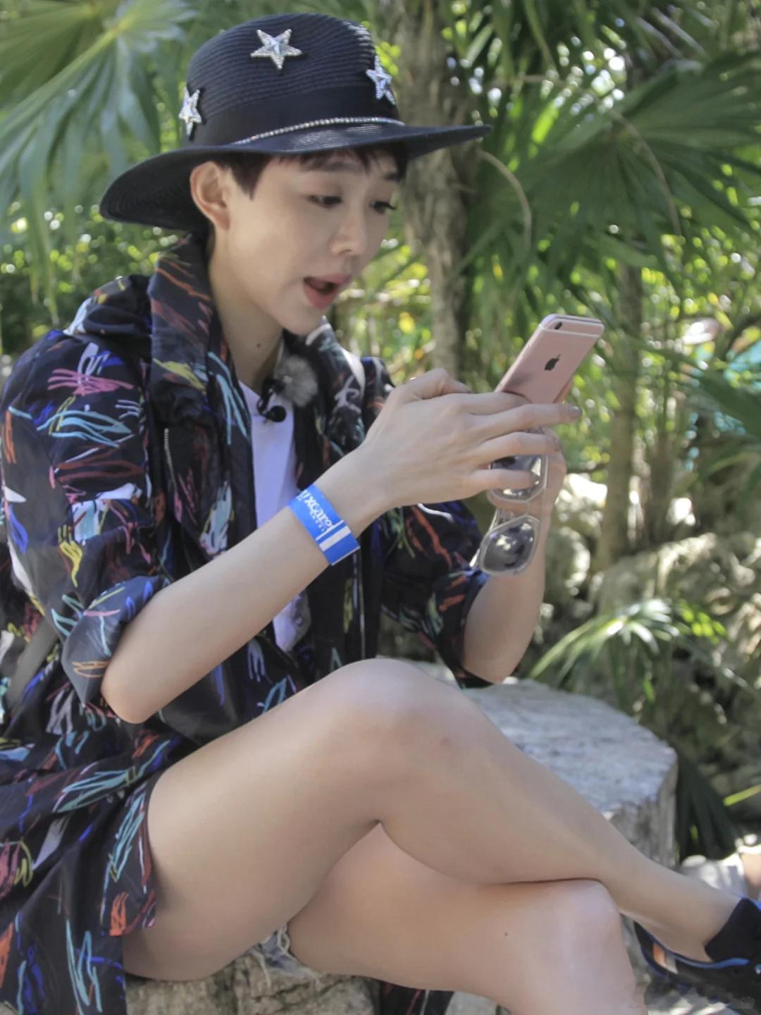 姜妍在《花样姐姐》里的生图短发利落又显脸小，身材比例直接封神，连潜水服都能穿出有