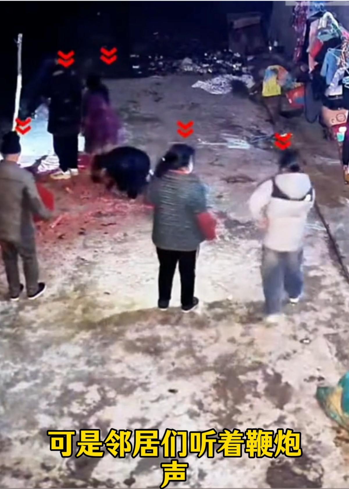 今天刷到湖南女孩点鞭炮报丧的视频，
看的我差点落泪了！
女孩的父亲病逝，
孤苦伶