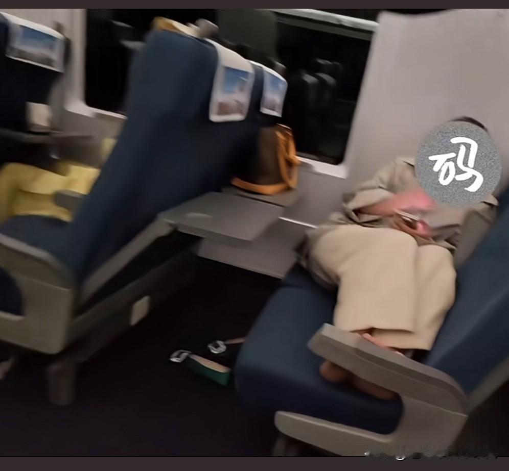 小仙女高铁🚄座位上脱鞋
视频中男子说小仙女可以把鞋穿上嘛？
一开始男子的座位就