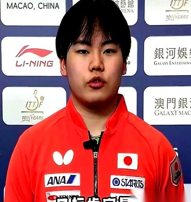 19岁的松岛辉空刚把张禹珍拉下马，就把球拍往腋下一夹，对着镜头直接扔下一句：“我