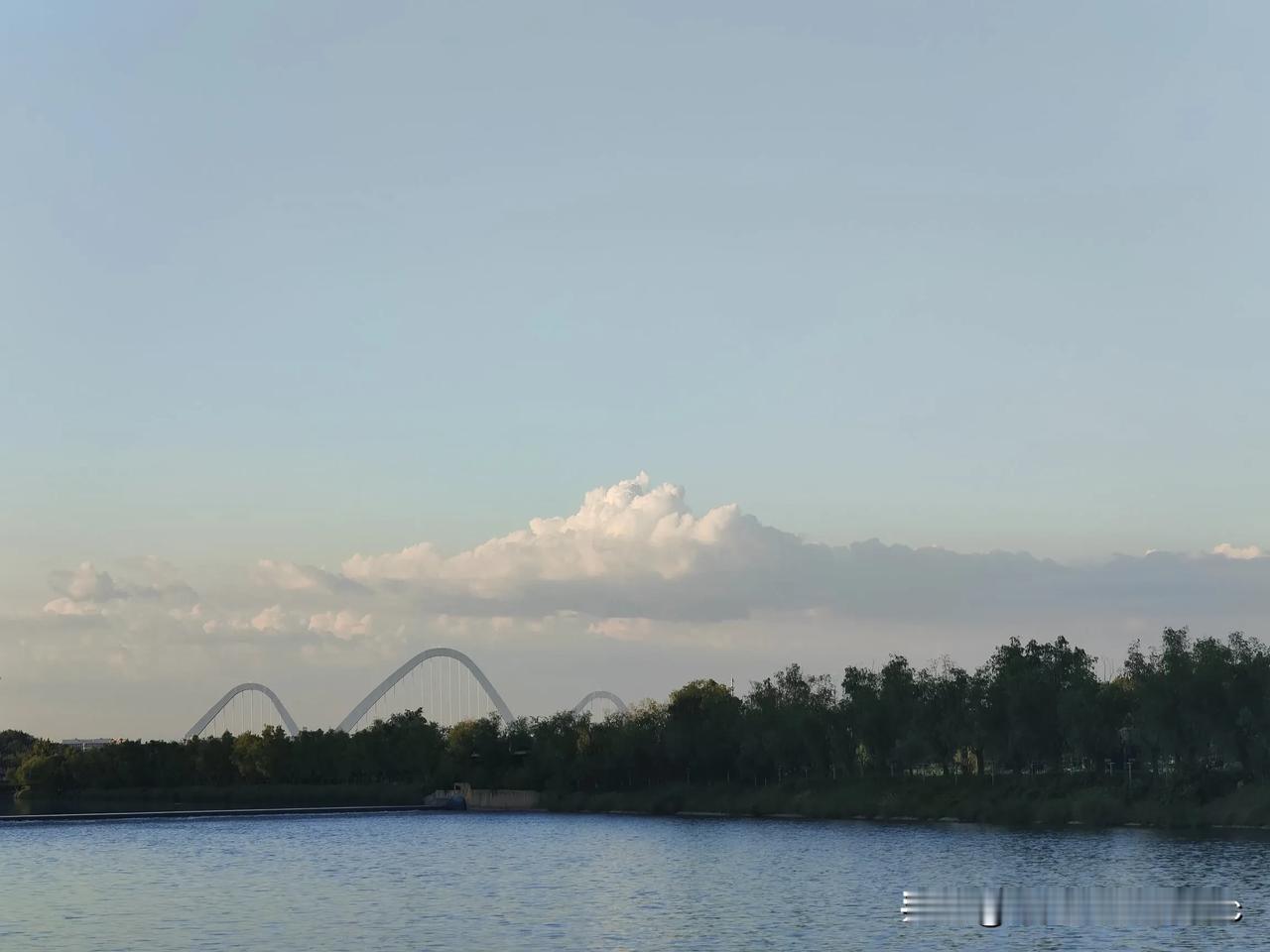 水天相连，风景如画。